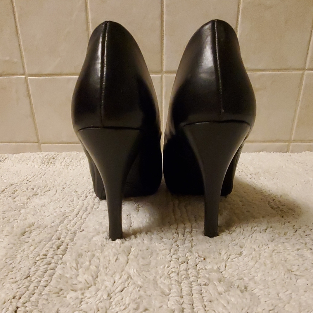 Heels - Picture 3 of 3